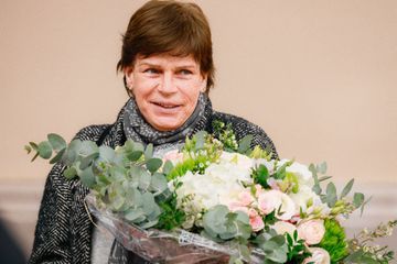 Stéphanie couverte de fleurs sur la place du Palais, samedi