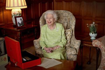 Elizabeth II au travail sur la photo officielle de ses 70 ans de règne