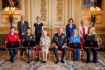 Elizabeth II avec Charles pour une exceptionnelle remise de la George Cross à Windsor