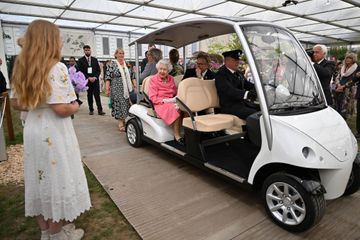 Elizabeth II en voiturette de golf au Chelsea Flower Show, avec la famille royale