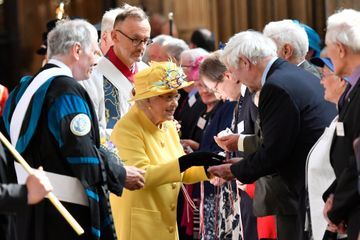 Elizabeth II passe la main au prince Charles pour le Maundy Service
