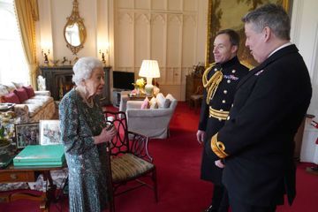 Elizabeth II reçoit à Windsor et confie, avec le sourire, «Je ne peux pas bouger»