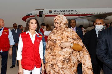 Letizia a été accueillie en Mauritanie par la First Lady Mariem Fadel Dah