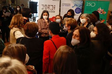 Letizia aux côtés des femmes scientifiques pour briser le plafond de verre