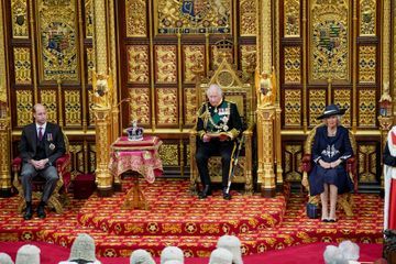 Le prince Charles a remplacé la Reine au Parlement, Camille et William à ses côtés