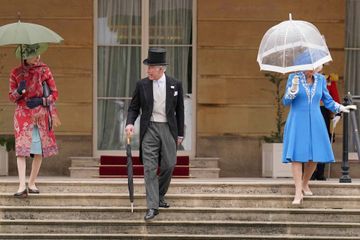 Charles, Camilla et Anne sous la pluie pour la première garden-party sans Elizabeth II