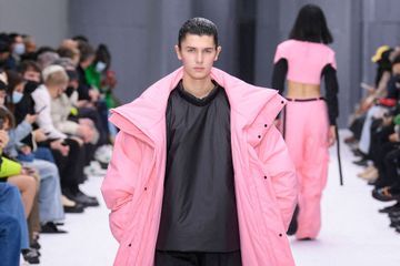 Le prince Nikolai décline le rose version maxi-doudoune Rains ou costume Dior