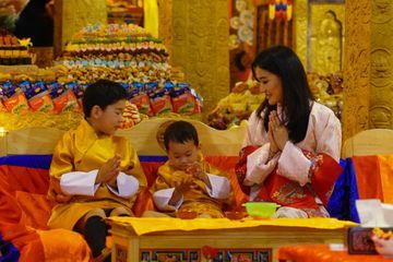 Les petits princes du Bhoutan de sortie avec leurs parents à Punakha