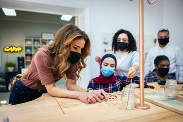 Rania en visite auprès d’artisans de Turquoise Mountain, ONG créée par le prince Charles