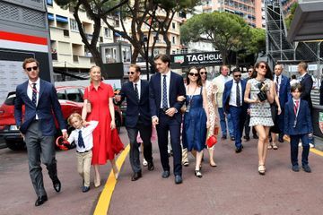Pierre et Andrea Casiraghi avec femmes et enfants, réunion de famille au Grand Prix