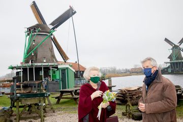 Première sortie de l'année pour l'ex-reine Beatrix sous les ailes d'un moulin
