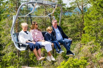 Prince Nicolas, joyeuse inauguration de son cadeau de baptême avec Madeleine et Chris