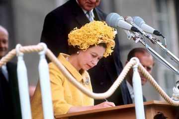 Royal Style - Quand la reine Elizabeth II arborait un «chapeau spaghetti»