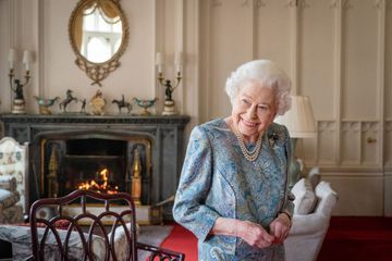 Elizabeth II, à peine rentrée à Windsor et déjà au travail tout sourire