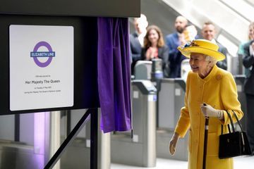 Elizabeth II, apparition surprise à Londres pour inaugurer sa ligne de métro