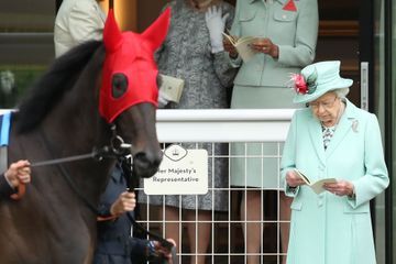 Elizabeth II, observatrice attentive avant le départ d'une course.