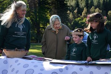Elizabeth II interrompt ses vacances pour lancer à Balmoral la Queen's Green Canopy