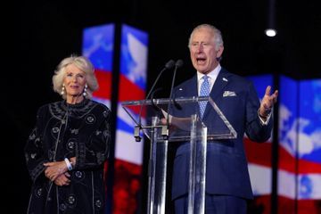 Sur scène avec Camilla, le prince Charles remercie «Votre Majesté, Maman»