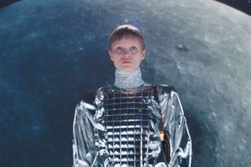 Silhouettes spatiales, effets spéciaux et accessoires lunaires : embarquement immédiat dans l’univers de la science-fiction. - 2021 l’odyssée du style