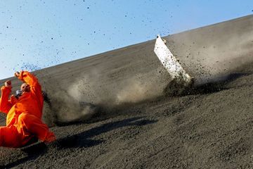 Ils surfent les pentes du volcan Cerro Negro