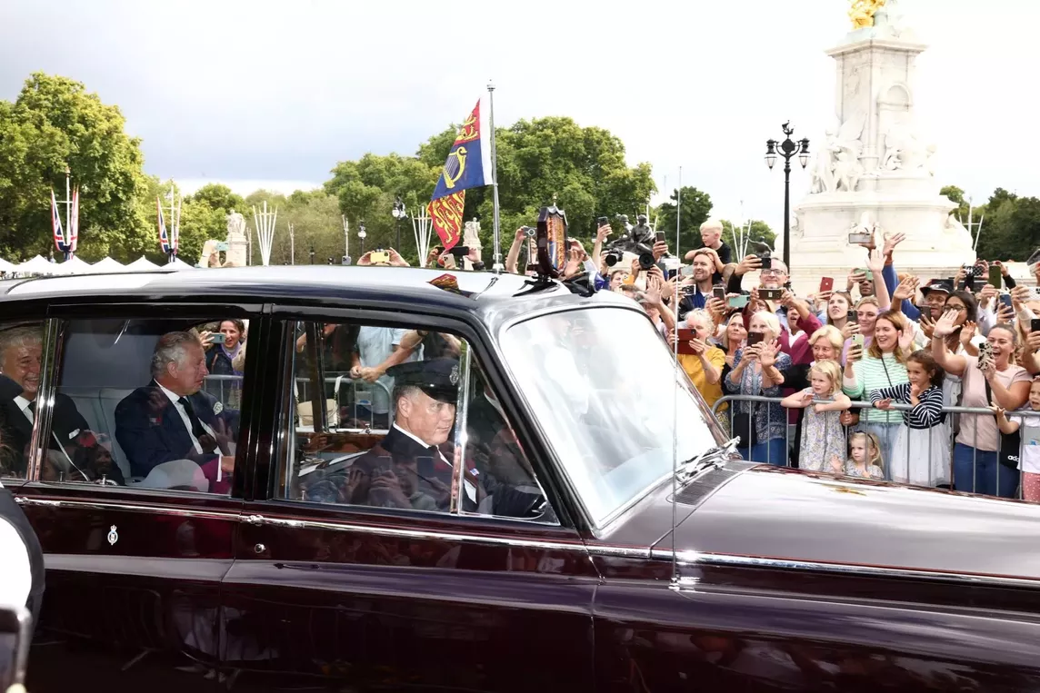 FALLECIÓ LA REINA ISABEL II, TRISTEZA Y ESTUPOR EN EL MUNDO ENTERO - Página 3 2022-09-10t120016z_609694040_rc2cew93wekg_rtrmadp_3_britain-royals-queen