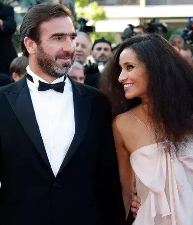 L'ex-star du foot Eric Cantona et sa femme Rachida Brakni ont fait sensation pour présenter le film &quot;Looking for Eric&quot; de Ken Loach.