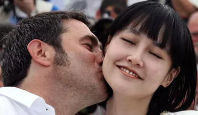 Les deux acteurs principaux de Map of the sound of Tokyo Sergi, Lopez et Rinko Kikuchi, échangent un baiser pour les photographes.