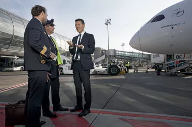 Le nouveau directeur général d'Air France-KLM, Benjamin Smith, avec deux pilotes sur le tarmac de l’aéroport Charles-de-Gaulle, le 20 septembre, trois jours après sa prise de fonctions.