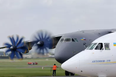 Un appareil de transport russe Antonov An-70 sur le tarmac du Bourget. Petit frère de l'Antonov 225, le plus gros avion du monde, l'An-70 se distingue par ses hélices contrarotatives.