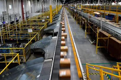 Dans un entrepôt Amazon du New Jersey, fin novembre. L'engouement pour l'e-commerce et en particulier le site de Jeff Bezos a fait exploser la demande d'emballages, causant un envol des coûts du papier.