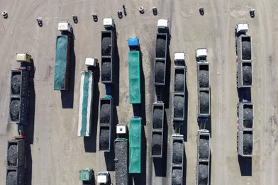 Des camions transportant du charbon font la queue en Mongolie, près de la frontière chinoise, en octobre. Pendant des mois, les perturbations causées par le Covid ont retardé les livraisons.