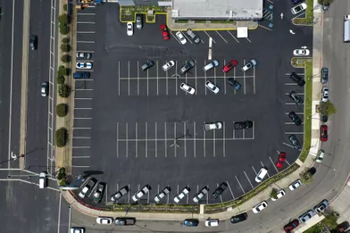 Vue aérienne du parking désert d'une concession Ford à Richmond, en Californie, en juillet. Faute de puces électroniques, la production de véhicules a été considérablement ralentie, privant de stock les vendeurs.