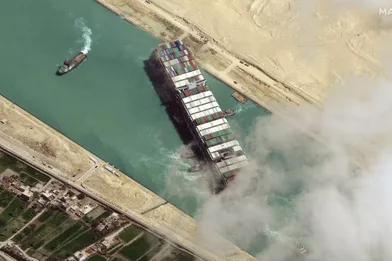 Vue du porte-conteneurs «MV Ever Given», le 29 mars dernier. Le navire a bloqué six jours durant la navigation dans le canal de Suez, une des artères essentielles du commerce mondial.