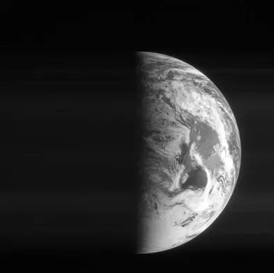 Le 5 mars 2005, Rosetta photographie la Terre avec son appareil embarqué. Il lui reste encore un très long périple jusqu'à la comète67P/Tchourioumov-Guérassimenko.
