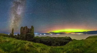 Au dessus de la baie et des ruines du château Sinclair Girnigoe, en Ecosse le photographe Maciej Winiarczyka pu immortaliser la conjonction idéale d’une aurore boréale et de la Voie lactée.