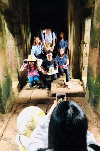 Les amas de touristes transforment Angkor, siteclassé depuis 1992 au Patrimoine mondial de l’Unesco, en un parc d’attraction effrayant.