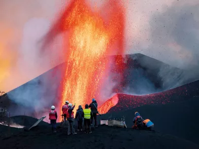 Les plus hauts jets de lave atteignent 600 mètres. Ici, des chercheurs espagnols et allemands vérifient des capteurs, dont un appareil qui photographie automatiquement l’éruption à intervalles réguliers.