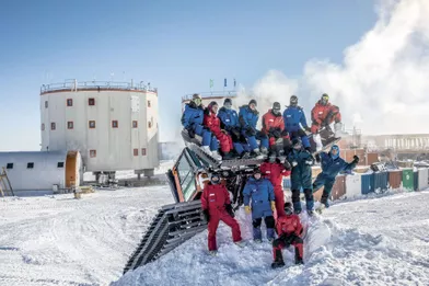  Octobre 2018, fin de l’hiver, retour du soleil et des sourires, même si les températures ne dépassent pas – 60 °C. Les alentours des deux tours de Concordia, la base de vie et de travail, ont pu être déneigés.