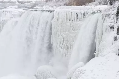 En images, les chutes du Niagara sont gelées et c’est somptueux ABACA-796094-003