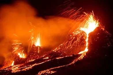 En Islande Un Volcan En Eruption Provoque Une Impressionnante Coulee De Lave