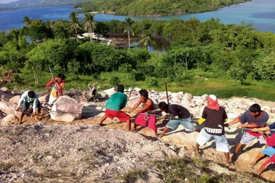 Terrassement à la main, en 2012, pour la construction d’une maison. Avec l’aide de 85 Philippins.