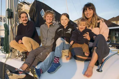 Bye-bye America ! En Virginie le 12 novembre sur le catamaran « La Vagabonde » avec le couple de skippeurs australiens Riley Whitelum (à g.) et Elayna Carausu (à dr.), et leur petit Lenny. Au milieu, la navigatrice britannique Nikki Henderson.