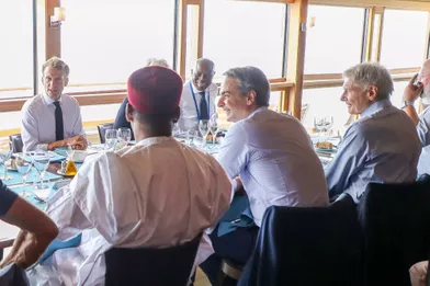 Harrison Ford et Emmanuel Macronlors d'un déjeuner au restaurant Le Peron, sur la Corniche Kennedyà Marseille, à l'occasion du congrès mondial de l'UICN, vendredi 3 septembre 2021.