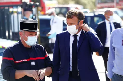 Emmanuel Macron mardi, en visite dans l'arrière-pays de Saint-Tropez (Var) et le massif des Maures, en proie aux flammes depuis lundi.