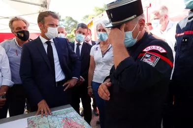 Emmanuel Macron mardi, en visite dans l'arrière-pays de Saint-Tropez (Var) et le massif des Maures, en proie aux flammes depuis lundi.