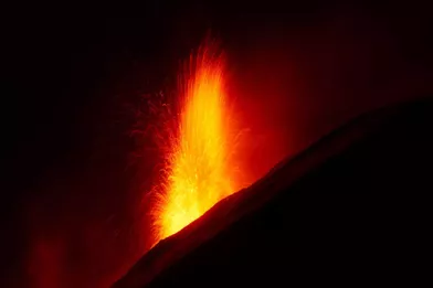 Le volcan Cumbre Vieja continue de rugir sur l'île espagnole de La Palma.