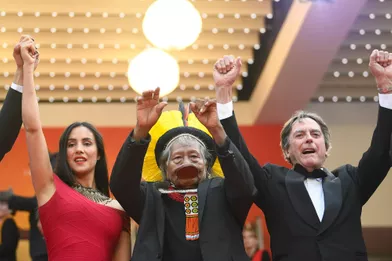 Le cacique Raoni et ses proches à Cannes, le 24 mai 2019.