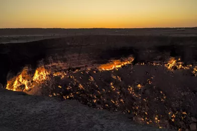 Le cratère gazier de Darvaza, situé dans le désert de Karakoum, est en combustion continue depuis 1971 et est devenu la principale attraction touristique duTurkménistan.