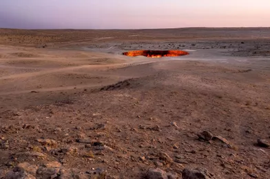 Le cratère gazier de Darvaza, situé dans le désert de Karakoum, est en combustion continue depuis 1971 et est devenu la principale attraction touristique duTurkménistan.