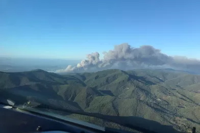 https://resize-parismatch.lanmedia.fr/f/webp/r/392/img/var/news/storage/images/paris-match/actu/environnement/le-var-lutte-toujours-contre-un-violent-feu-de-foret-des-centaines-de-pompiers-mobilises-1753432/2021-08-17t091916z-1469203688-rc2x6p9nscq5-rtrmadp-3-climate-wildfires-france/28863198-1-fre-FR/2021-08-17T091916Z-1469203688-RC2X6P9NSCQ5-RTRMADP-3-CLIMATE-WILDFIRES-FRANCE.jpg